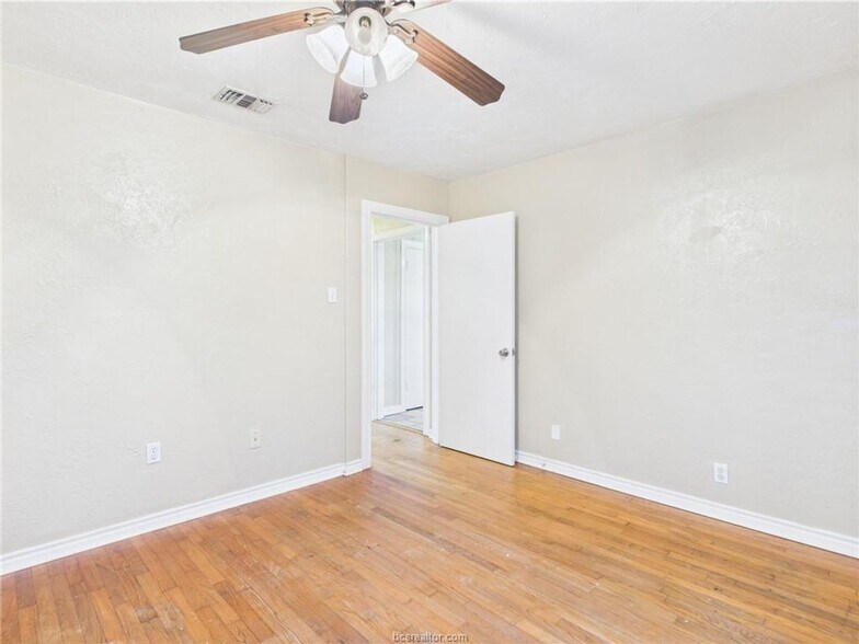 Building Photo - LATE JULY MOVE IN!  Adorable 3 Bedroom 2 Bathroom House