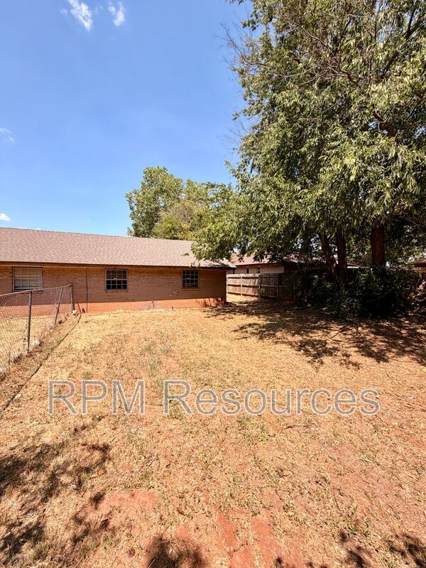 Building Photo - 7000 Woodlake Dr