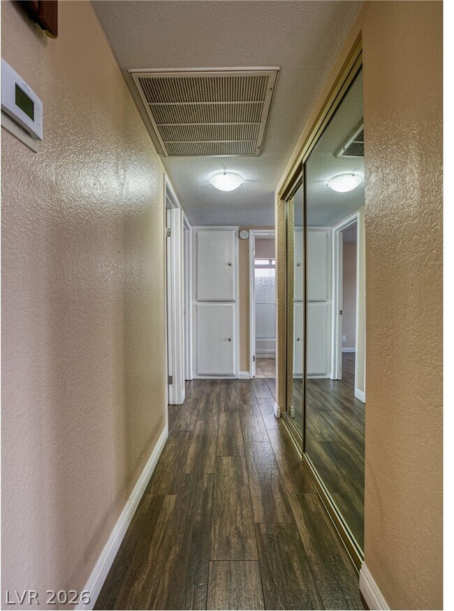 Building Photo - 3956 Clear View Dr