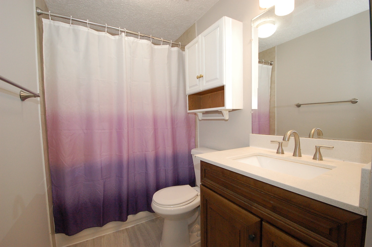 Second floor full bathroom -- 1 - 8916 Pembrook Woods