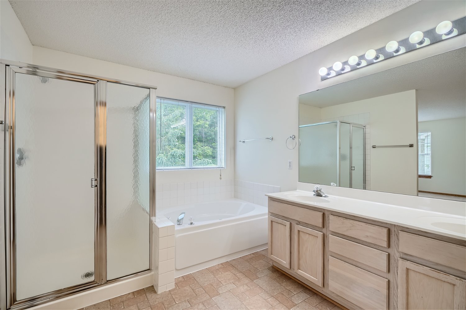 En suite primary bath - 16365 Jamison Path
