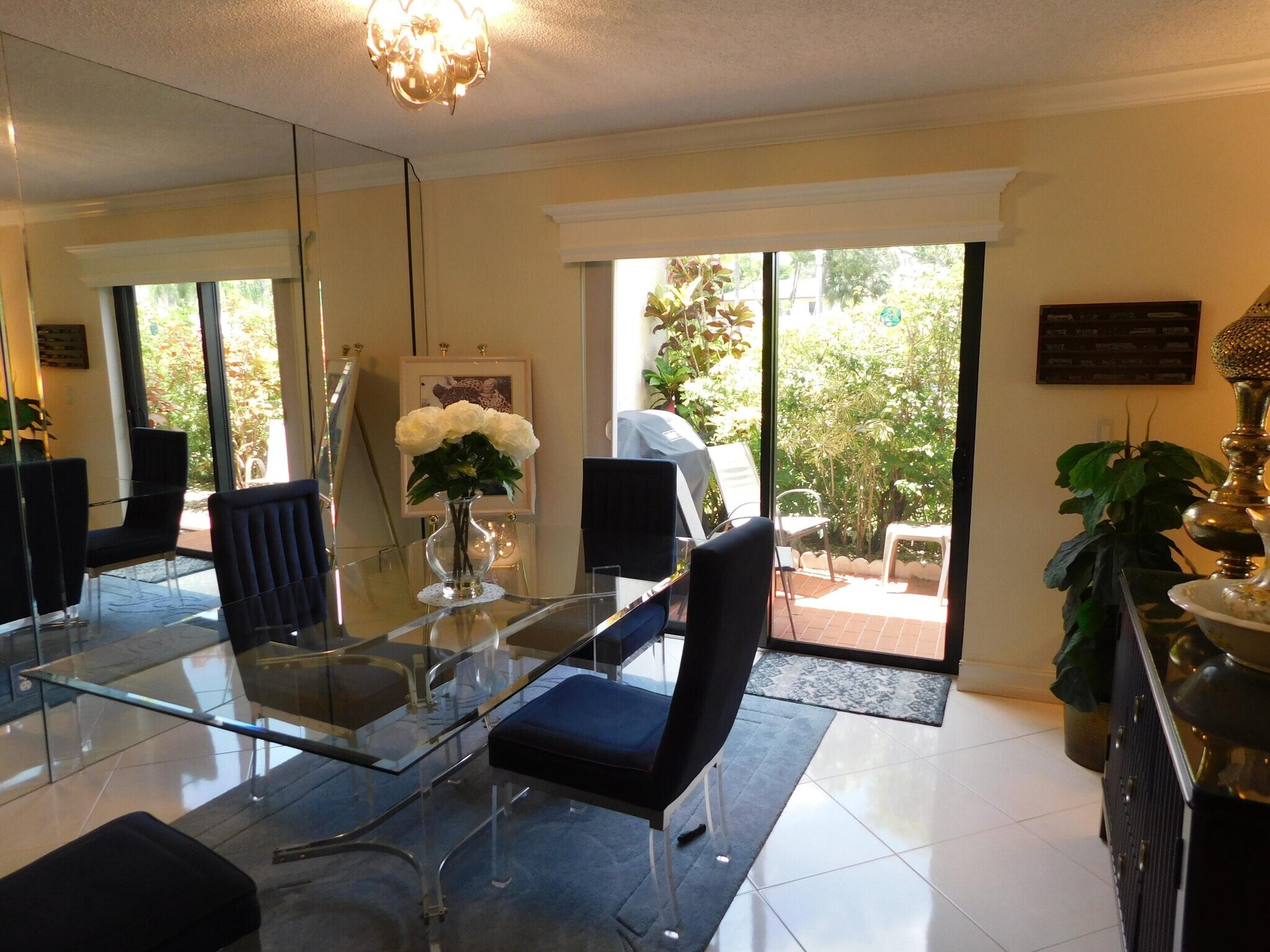 Building Photo - 9285 Vista del Lago
