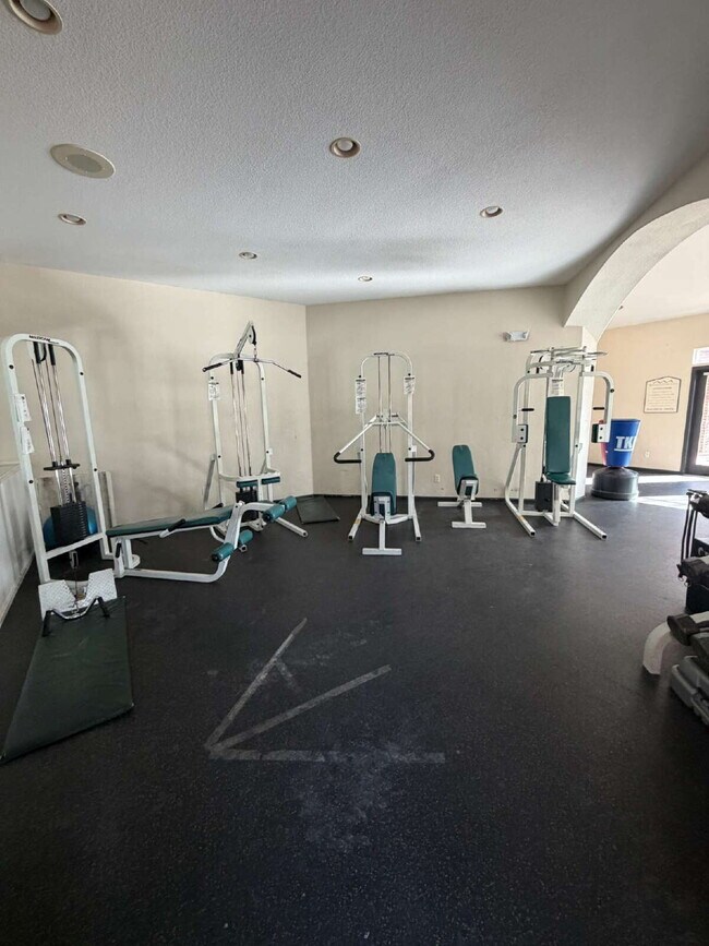 Building Photo - Don't Miss This 2 Bed/2 Bath Pinnacle at Highline Condo Available Now!