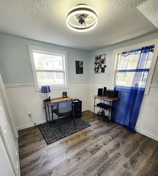 Building Photo - "Charming 4-Bed, 3-Bath Waterfront Home in Weeki Wachee Gardens"