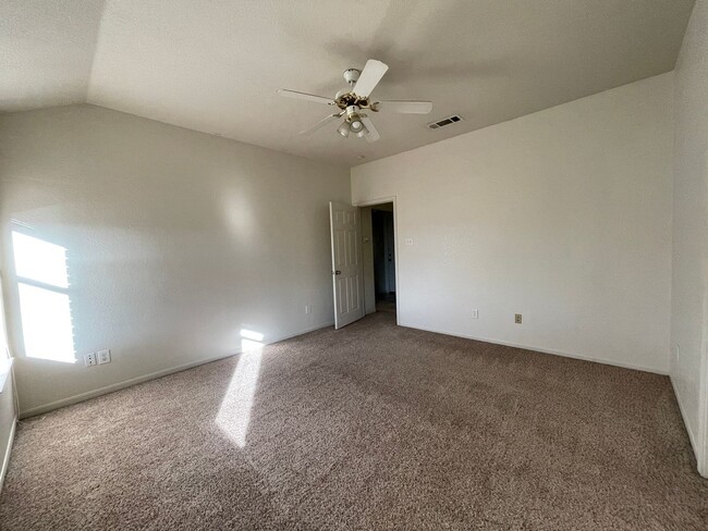 Building Photo - 360 Virtual Tour Available
