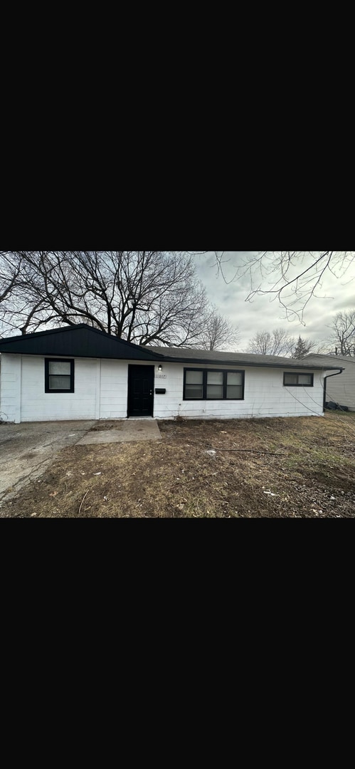 Building Photo - This is a 4 bedroom 1 bathroom house it has a spacious living room and full kitchen that comes wi...