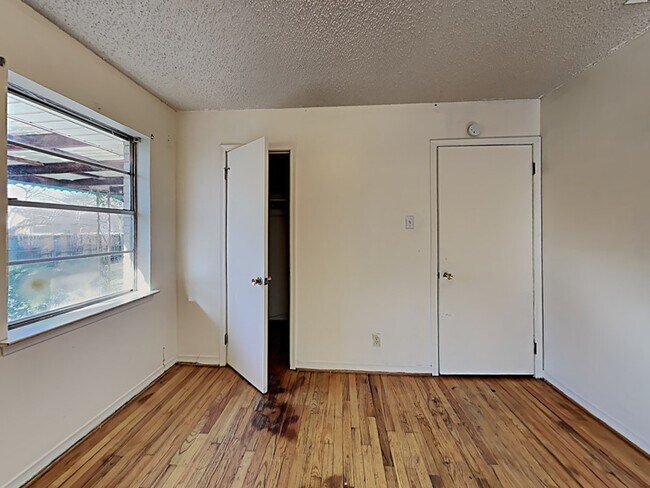 Building Photo - 873 Beverly Dr