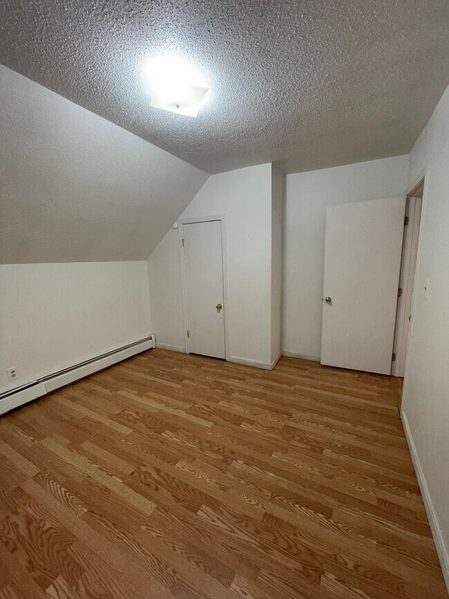 Building Photo - Bright, Spacious Single Family in Central Lowell, 4/5 Bedrooms, Off-street parking