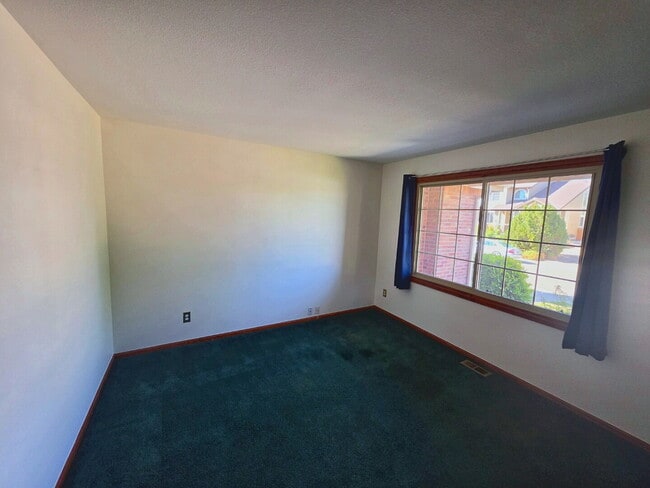 Building Photo - 5 Bedroom/ 4 Bath Two-Story in Governors Place