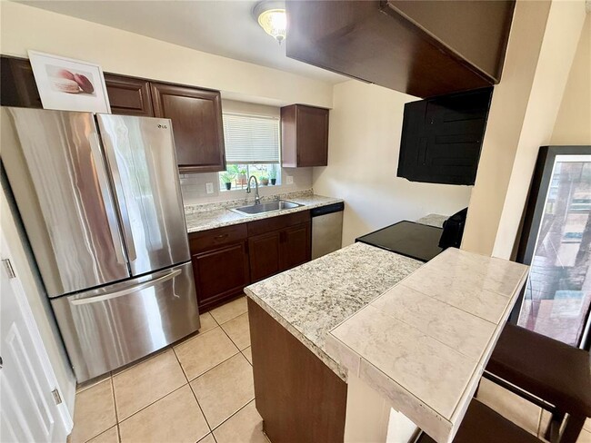 Building Photo - 2612 Hidden Lake Dr N