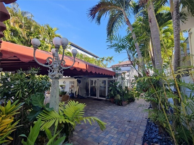 Building Photo - 1823 S Bayshore Ln