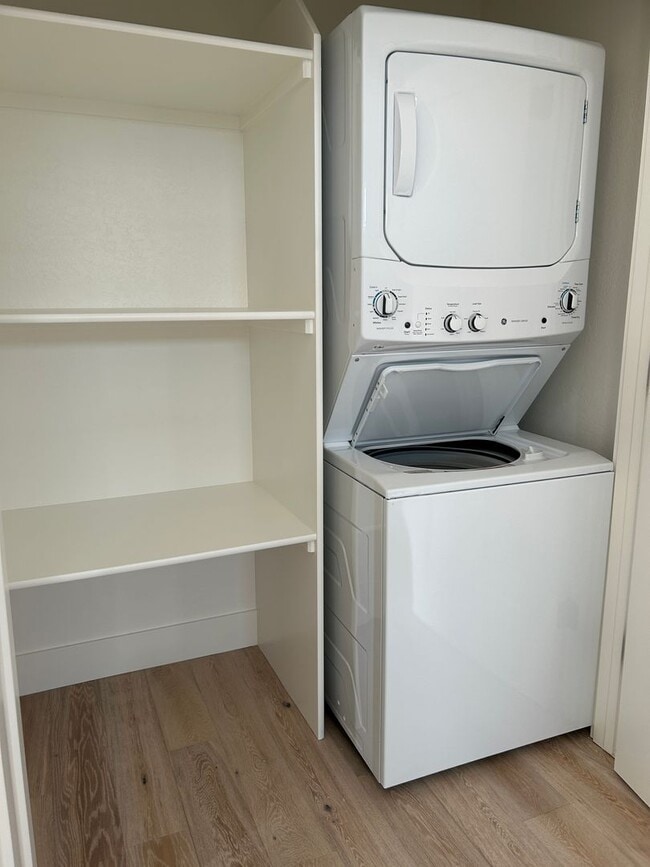 Building Photo - Custom Condo in Hamilton