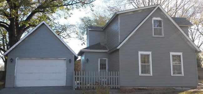 Building Photo - 904 E 17th St
