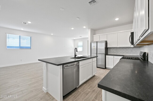 Building Photo - 17017 W Molly Ln