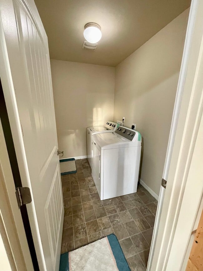 Building Photo - 1616 Farina Lp SE