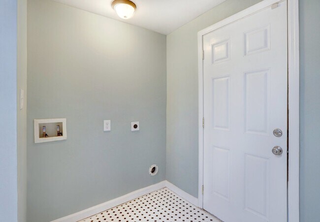 Building Photo - Single family house - within walking dista...