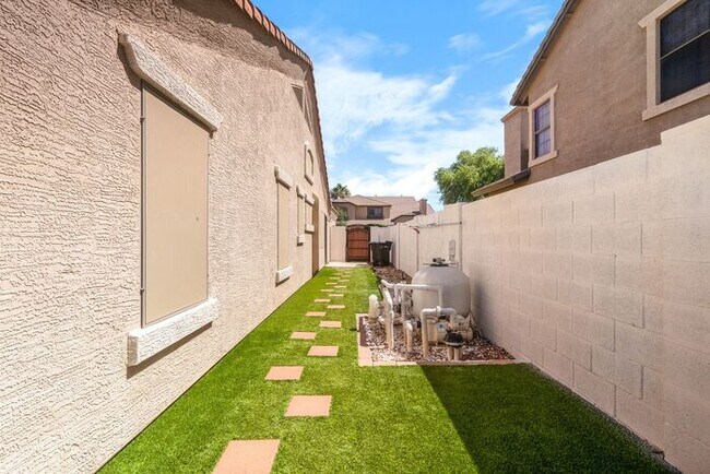 Building Photo - Gorgeous Everything you Need 4Bedroom plus Den Chandler Home!