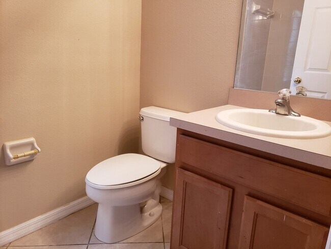 Building Photo - Nice 3 Bed 2 Bath Town Home located in San...