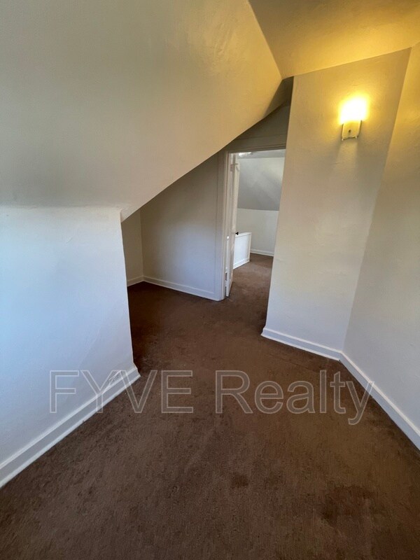 Building Photo - 489 Norton St