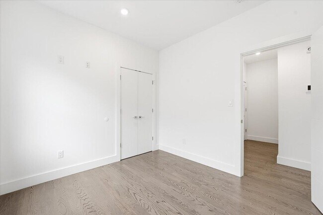 Building Photo - 290 Griffith St
