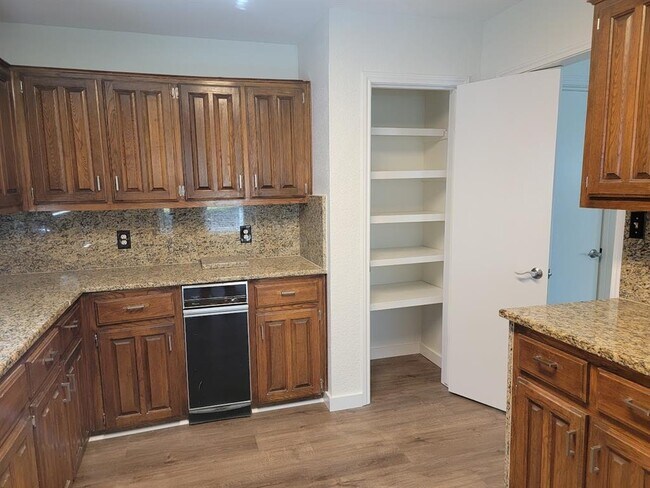 Building Photo - 10403 Pinehurst Dr