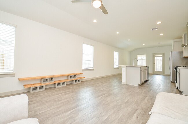 Primary Photo - 2804 Wingmore Ln