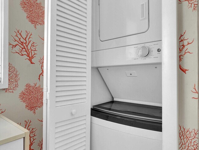 Building Photo - 1537 E Hillsboro Blvd