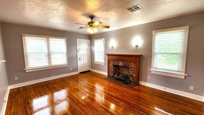 Building Photo - 2 bed 1 bath 1 car garage upstairs duplex in Miller's Boulevard Addition of OKC