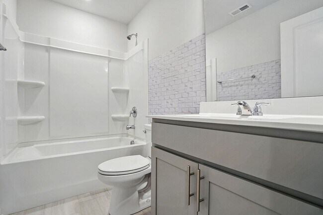Building Photo - GREAT END UNIT IN CARY! Come see it today!