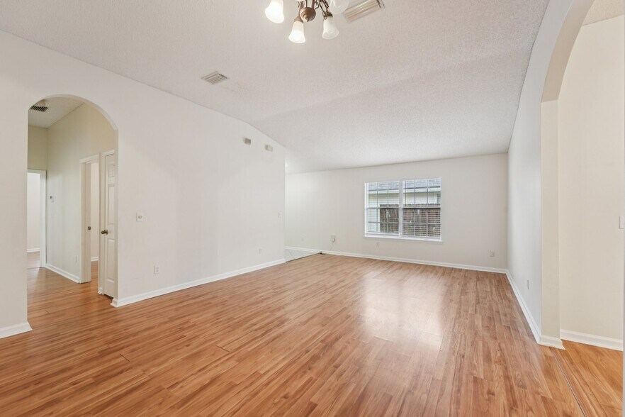 Building Photo - 808 South Edenbridge Way