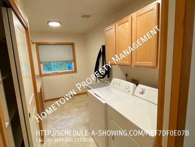 Building Photo - Waterfront Rambler on Pattison Lake! Avail...