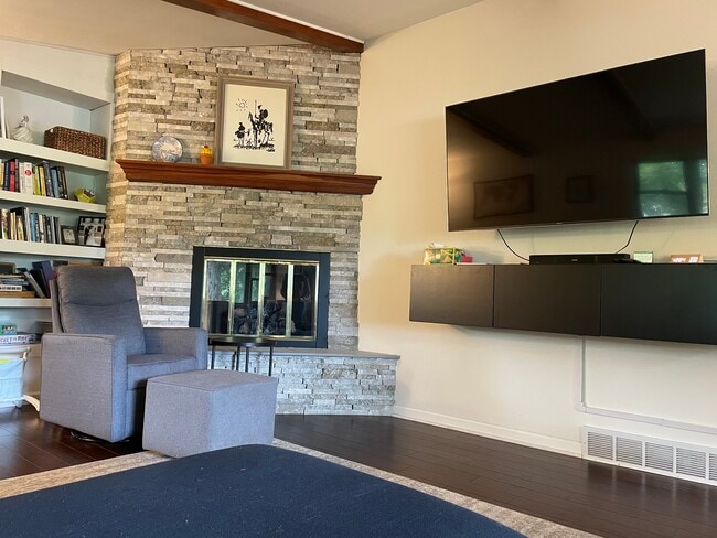 Building Photo - 1721 N High Point Rd