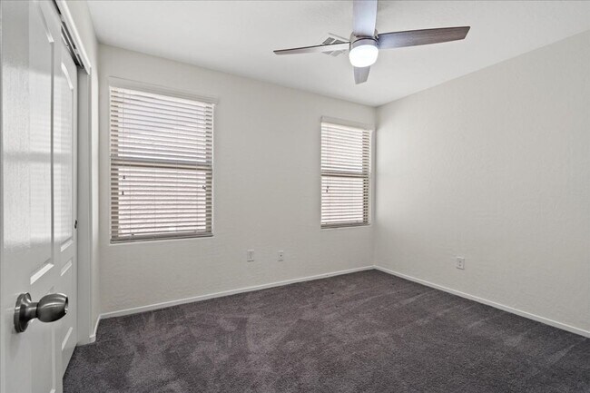 Building Photo - Gorgeous 3 Bed 2.5 Bath Home with Modern Feel