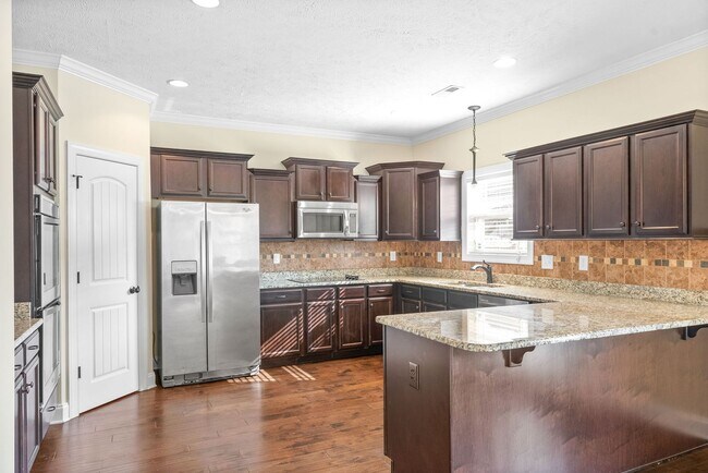 Building Photo - Pet Friendly Four Bedroom with Bonus!
