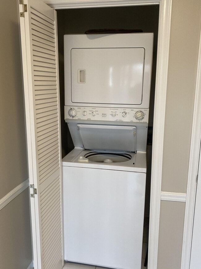 Building Photo - 546 Brookside Ct