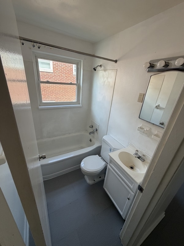 Building Photo - 246 Basswood Ave