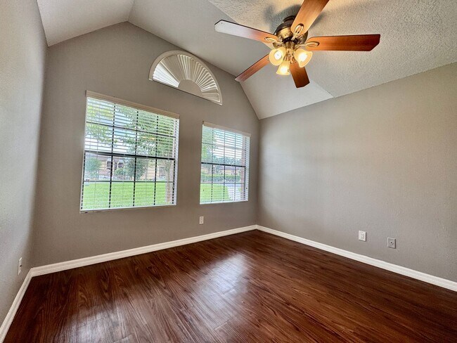 Building Photo - 2/2 Condo in Gated Lakefront Community ~ G...