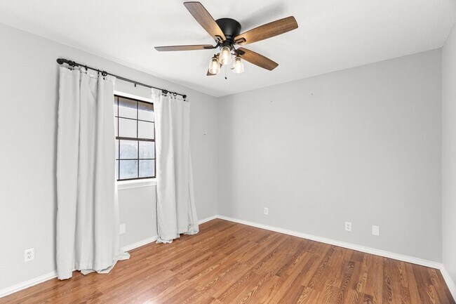 Building Photo - 3701 Oakmont Dr