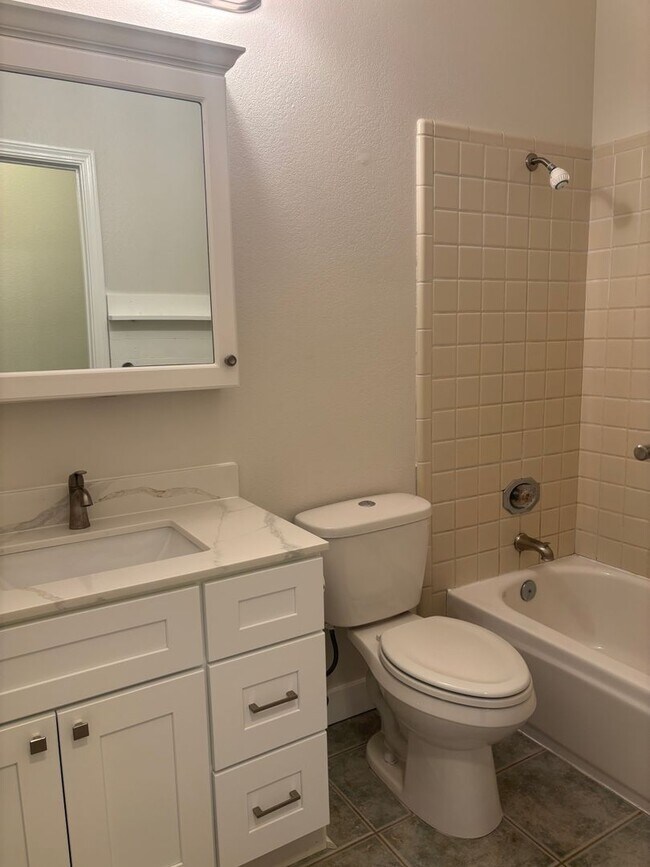 Building Photo - 445 Godfrey Dr