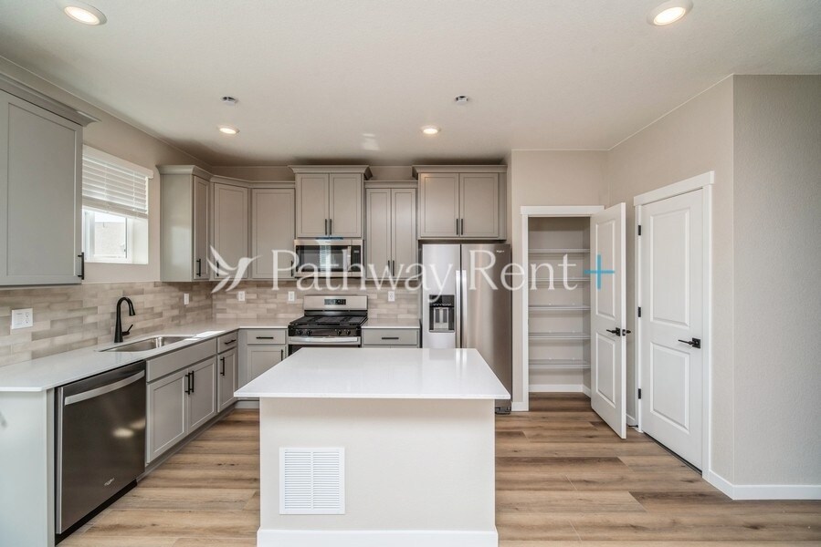 Building Photo - 9491 Yampa St