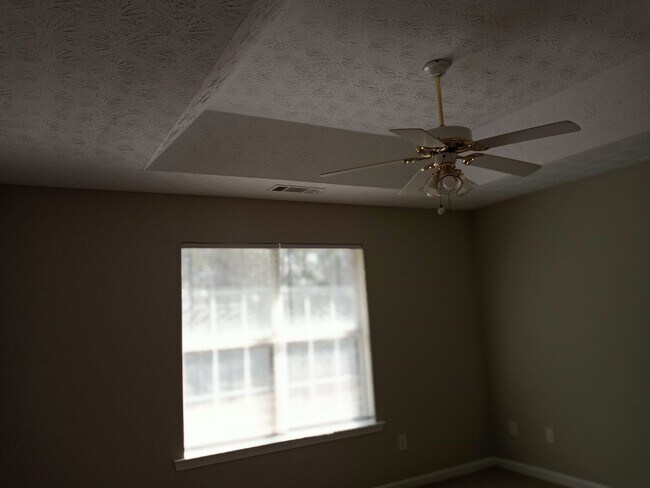 Building Photo - 3/2 with Large Bonus Room  - Split level home with large backyard