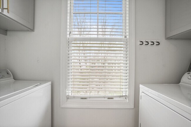 Building Photo - 2 Bedroom Unit in Midtown Neighborhood of Atlanta