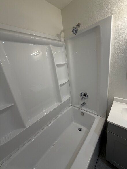 Building Photo - 1402 E Desert Inn Rd