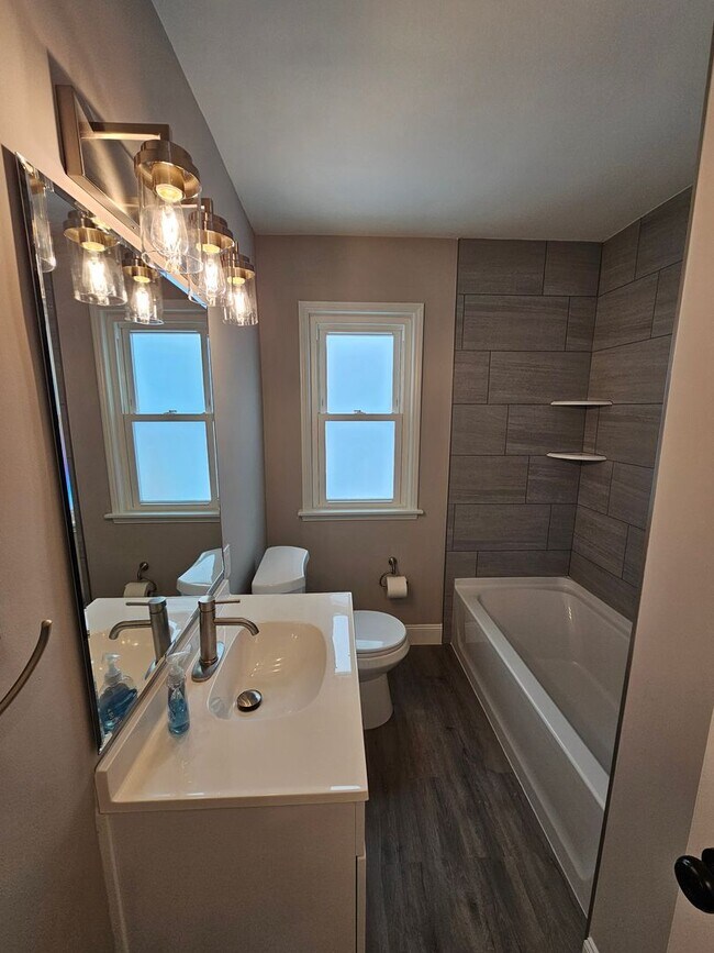 Building Photo - Beautiful Parma Heights 3 Bedroom