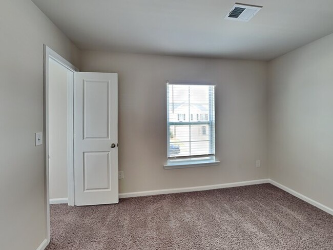 Building Photo - Coming Soon!! Burnside Farms near USC, Dow...