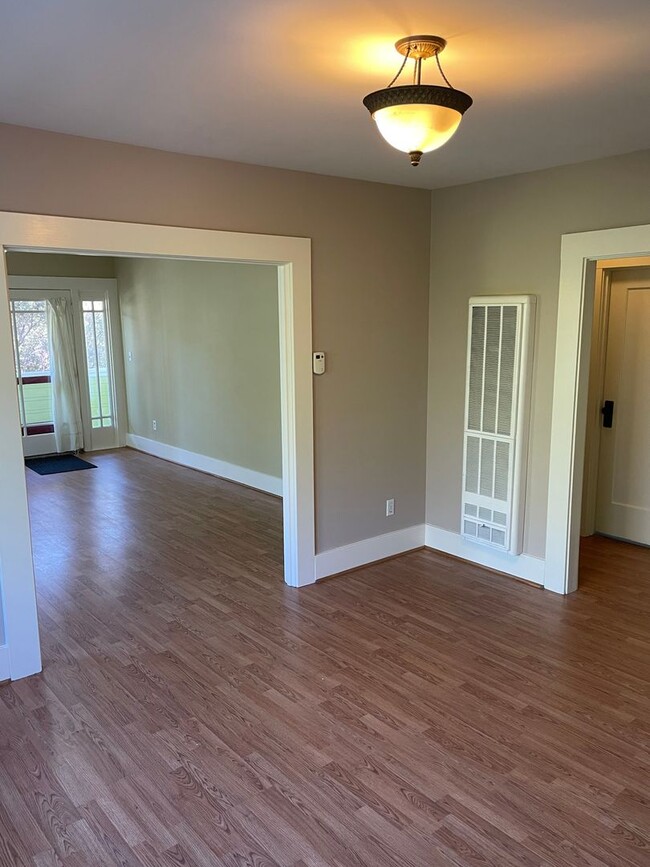 Building Photo - Great West Side Location!!