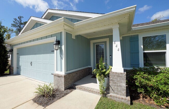 Building Photo - Central Freeport Location with Community Pool