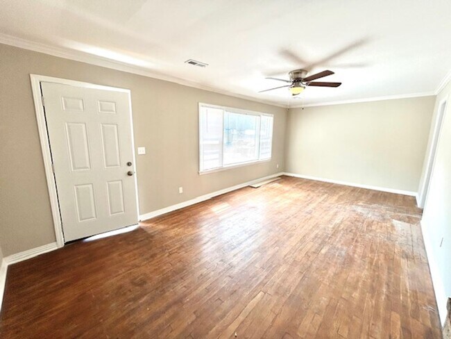 Building Photo - CHARMING BUNGALOW STYLE HOME LOCATED IN HE...