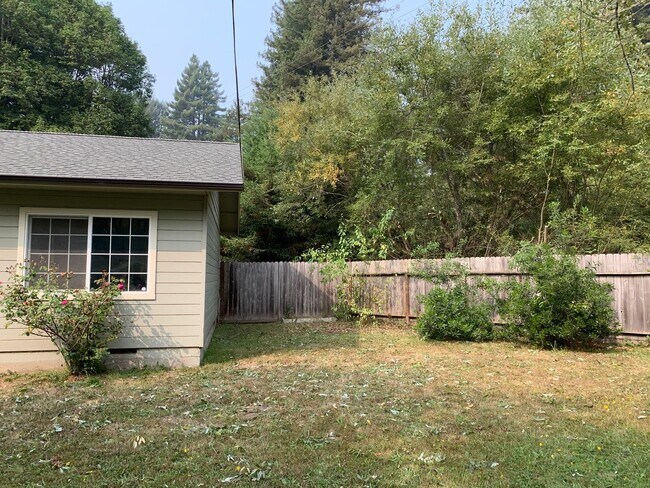 Building Photo - 3 Bedroom, PET FRIENDLY House in Fieldbrook