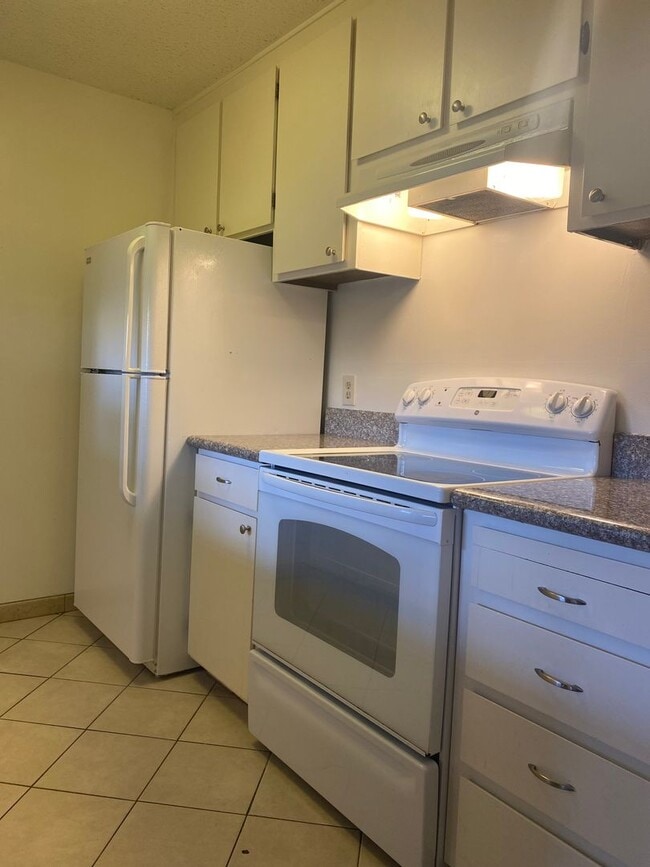 Building Photo - 2101 Shoreline Dr